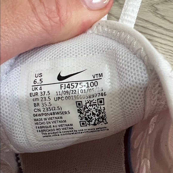 Nike Air Max 270 White and Pink Shoes - Picture 10 of 10